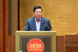 Bộ trưởng Bộ Xây dựng Trần Hồng Minh trình bày tờ trình (Ảnh: Media Quốc hội).