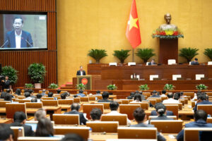 Chủ nhiệm Ủy ban Kinh tế và Tài chính Phan Văn Mãi trình bày báo cáo thẩm tra (Ảnh: Media Quốc hội).